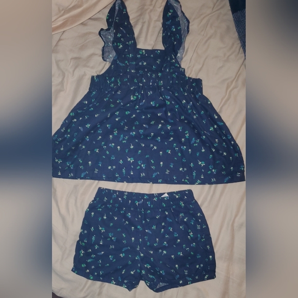 2 Sets of Carter's brand outfits - Picture 2 of 4